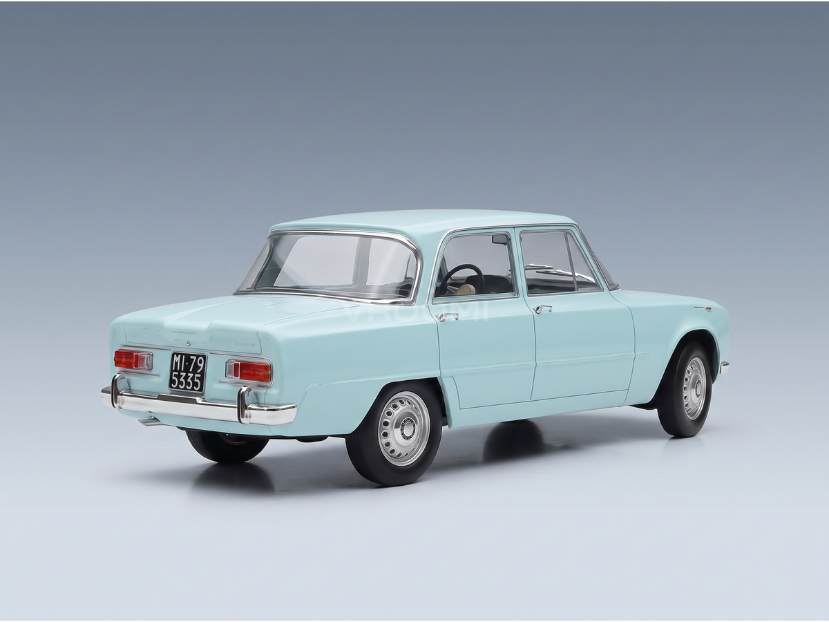 Voiture miniature Alfa Romeo Giulia 1600 Super bleu clair par Vroomi, mettant en valeur le design classique et les détails chromés.
