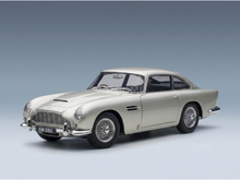 Silbernes Aston Martin DB5-Modellauto mit Speichenrädern, ausgestellt bei Vroomi für Sammler.