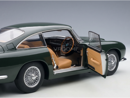 Groene schaalmodelauto met een beige interieur en een open deur, met een gedetailleerde cockpit — Vroomi