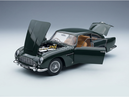 Groen Aston Martin DB5-schaalmodel met open deuren en motorkap, gedetailleerde motor, beige interieur — Vroomi