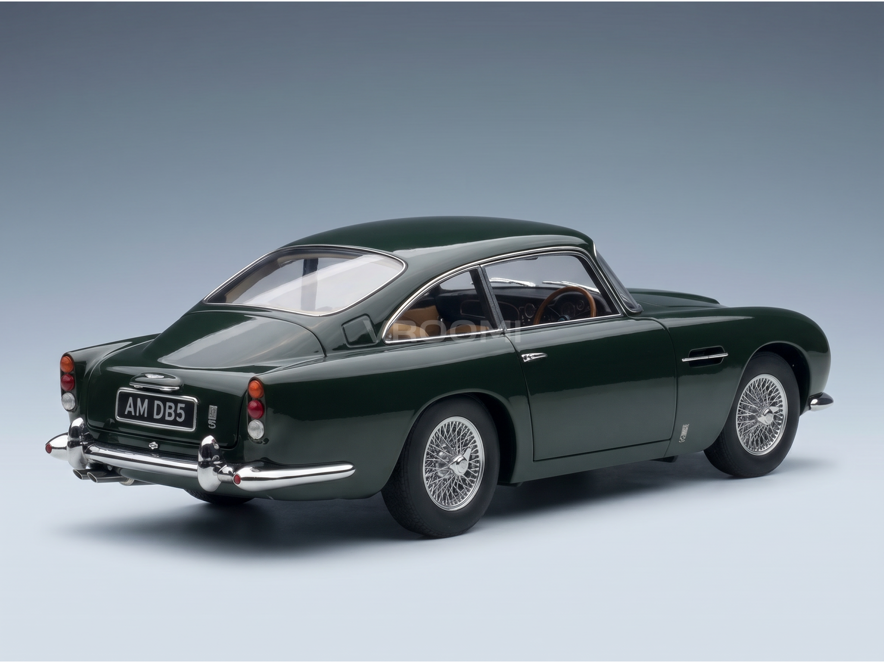 Groen Aston Martin DB5-schaalmodel met spaakwielen, gepresenteerd door Vroomi voor verzamelaars