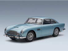 Hellblaues Aston Martin DB5-Modellauto mit Speichenrädern, präsentiert von Vroomi für Sammler.