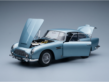 Hellblaues Aston Martin DB5-Modellauto mit geöffneter Motorhaube und Türen sowie detailgetreuem Motor von Vroomi