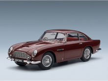 Elegantes, burgunderrotes Aston Martin DB5-Modellauto von Vroomi, das sich durch klassisches Design und Speichenräder auszeichnet.