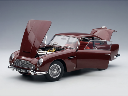 Rood Aston Martin DB5-schaalmodel met open motorkap en deuren, gepresenteerd door Vroomi