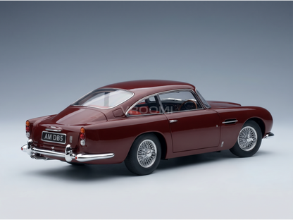 Elegante, kastanjebruine schaalmodelauto met spaakwielen, gepresenteerd door Vroomi voor verzamelaars.