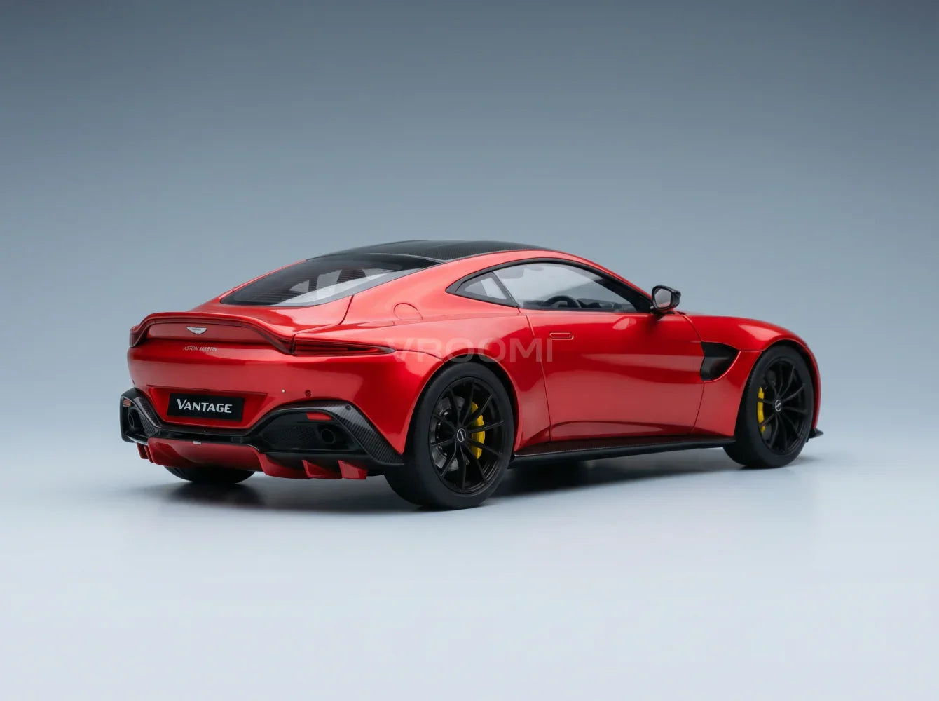 ASTON MARTIN - VANTAGE 2019 - HYPER RED CON TECHO NEGRO DE CARBONO Tienda de maquetas de coches Vroomi