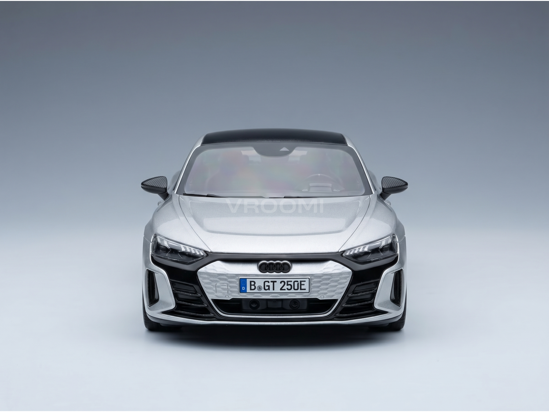 Maqueta de coche Audi plateada con un diseño elegante, expuesta en Vroomi para coleccionistas.