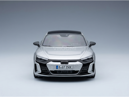 Maqueta de coche Audi plateada con un diseño elegante, expuesta en Vroomi para coleccionistas.