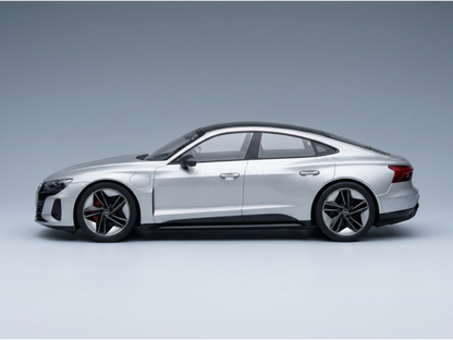 Maqueta de coche Audi plateada con llantas negras, expuesta en Vroomi para coleccionistas y aficionados.