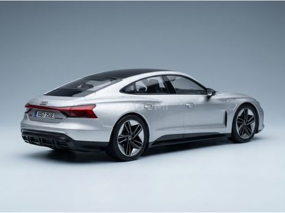 Maqueta a escala del Audi e-tron GT en color plateado de Vroomi, que destaca por su elegante diseño y su acabado minucioso.