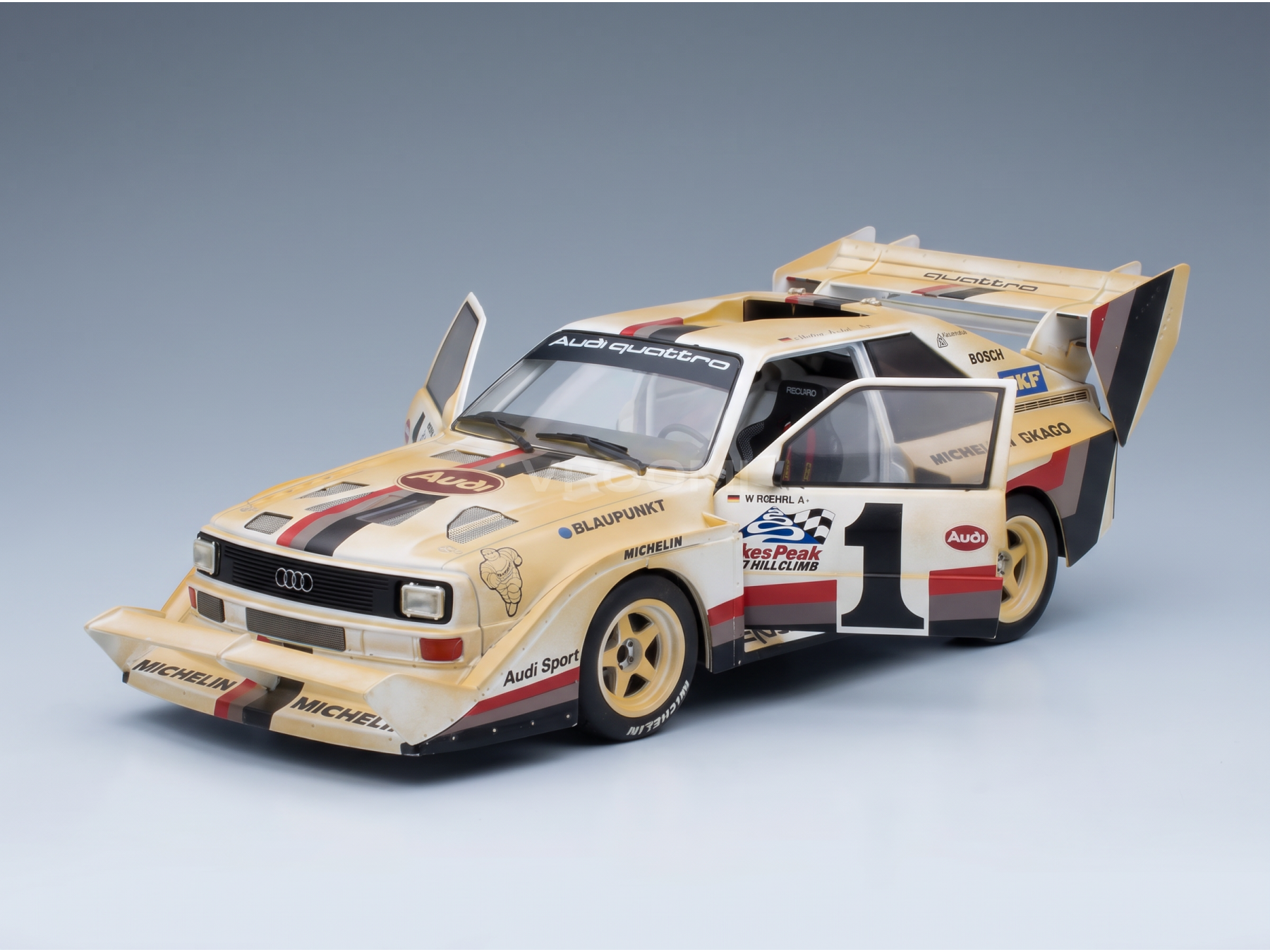 AUDI - QUATTRO SPORT S1 E2 N° 1, VAINQUEUR DU RALLYE DE PIKES PEAK (COURSE DE MONTÉE) - VERSION « DIRTY » - 1987, W. ROHRL - JAUNE, BLANC, ROUGE