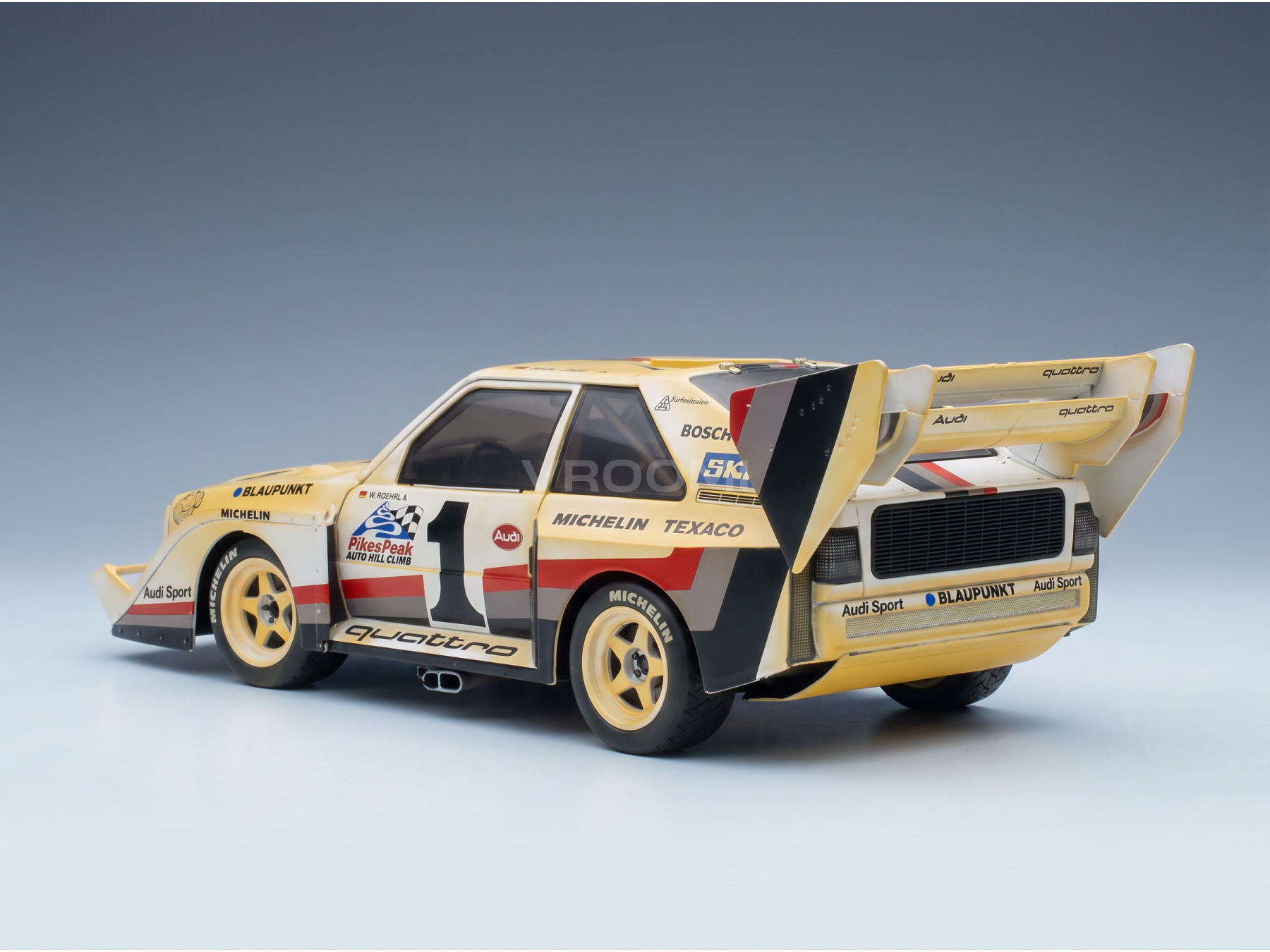 AUDI - QUATTRO SPORT S1 E2 N° 1, VAINQUEUR DU RALLYE DE PIKES PEAK (COURSE DE MONTÉE) - VERSION « DIRTY » - 1987, W. ROHRL - JAUNE, BLANC, ROUGE