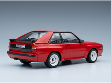Rotes Audi Sport Quattro-Modellauto mit weißen Rädern, präsentiert von Vroomi für Sammler.