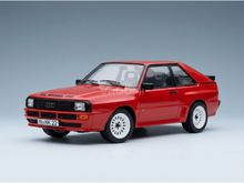 Rotes Audi Quattro-Modellauto mit weißen Rädern, präsentiert von Vroomi für Sammler.