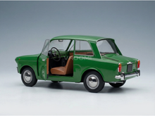 Coche en miniatura verde con la puerta abierta, interior de color beige y llantas cromadas — Réplica coleccionable de Vroomi