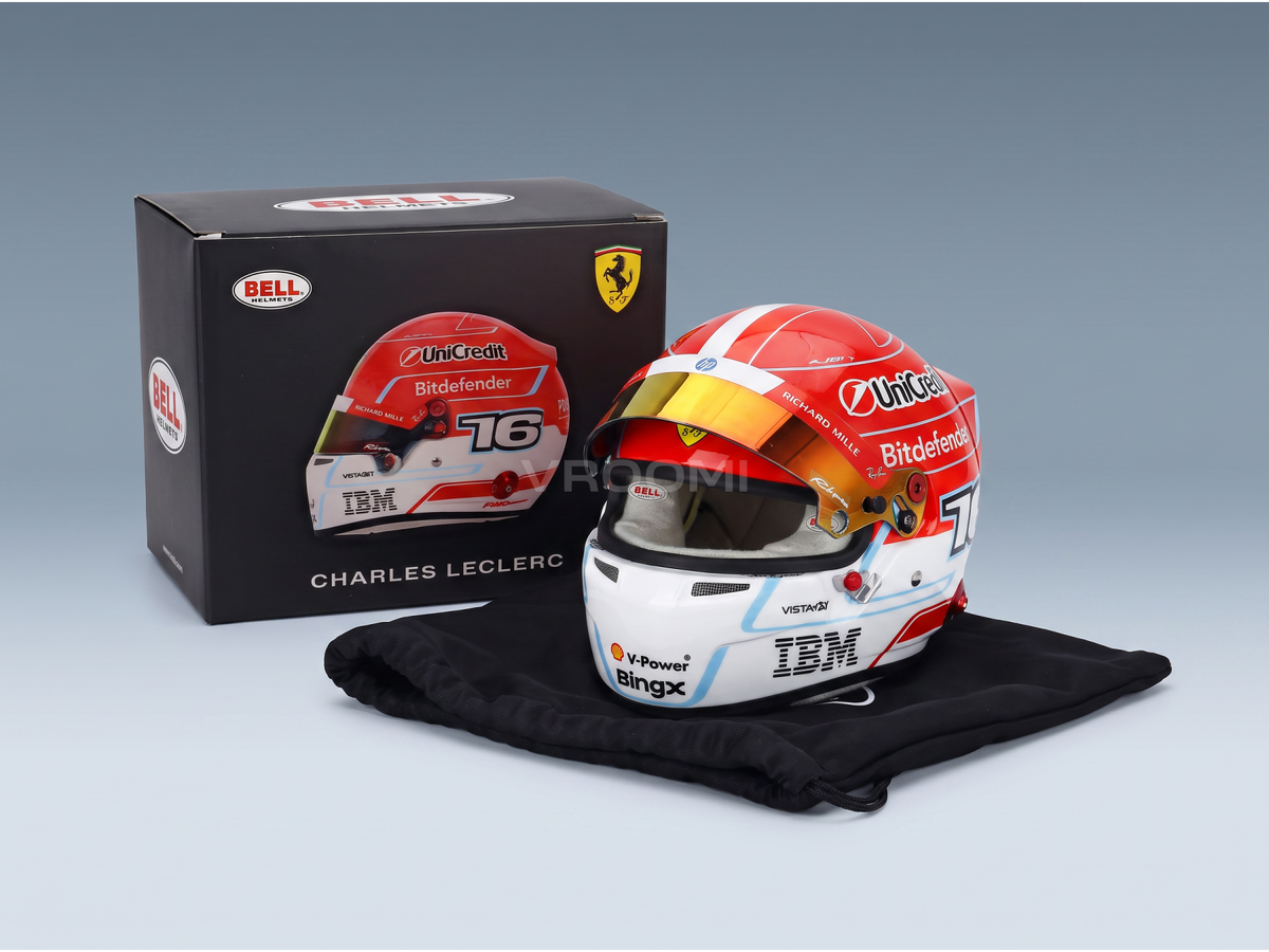 Charles-Leclerc helmet Vroomi mit Ferrari-Logo und Sponsorenlogos.