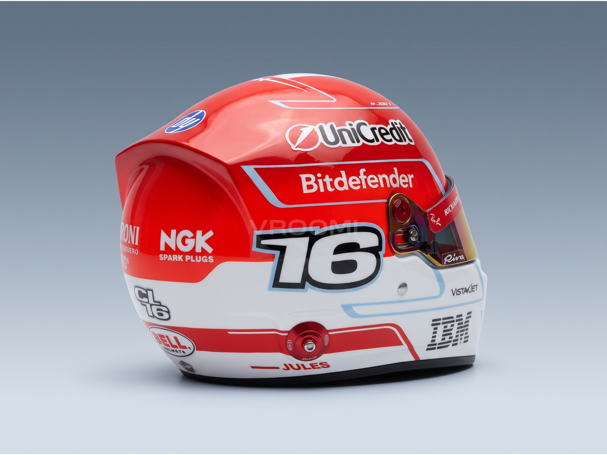 Rot-weißer helmet der Nummer 16, Sponsorenlogos und einem Modellauto von Vroomi