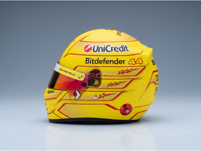 Gelber helmet den Logos von UniCredit, Bitdefender 44 und Richard Mille – Zubehör für Modellautos bei Vroomi