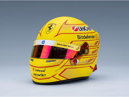Gelber helmet Sponsorenlogos, bei Vroomi als Sammlermodell im Maßstab eines Autos ausgestellt