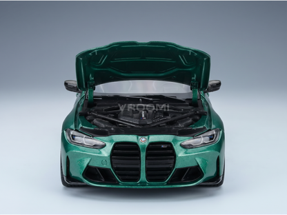 Grünes BMW M4-Modellauto mit geöffneter Motorhaube und detailgetreuem Motor von Vroomi
