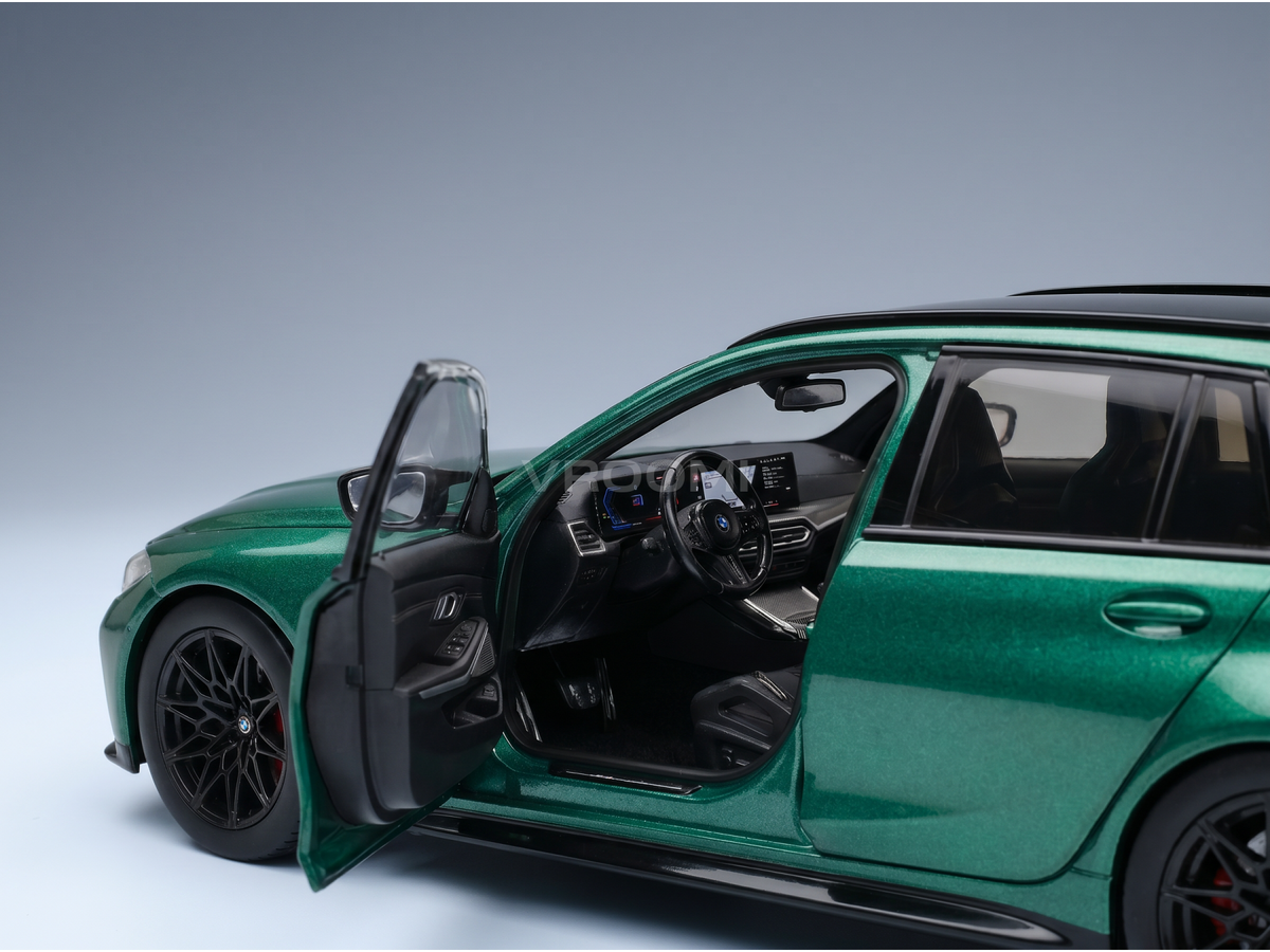 Grünes BMW-Modellauto mit geöffneter Tür und detailgetreuem Innenraum von Vroomi