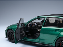modellino BMW verde in scala modellino portiera aperta e interni curati nei minimi dettagli, di Vroomi