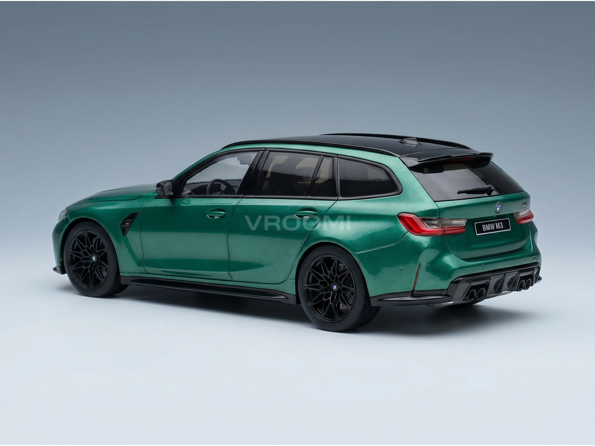 Grünes BMW M3 Touring mit schwarzen Felgen, präsentiert von Vroomi für Sammler.