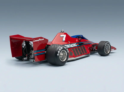 BRABHAM | F1 BT46 ALFA ROMEO PROTOTYPE MARTINI RACING NR. 7 TESTVERSIE 1977 JOHN WATSON - CON VETRINA - MET VITRINE Vroomi Schaalmodellenwinkel