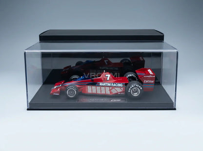 BRABHAM | F1 BT46 ALFA ROMEO PROTOTYPE MARTINI RACING NR. 7 TESTVERSIE 1977 JOHN WATSON - CON VETRINA - MET VITRINE Vroomi Schaalmodellenwinkel