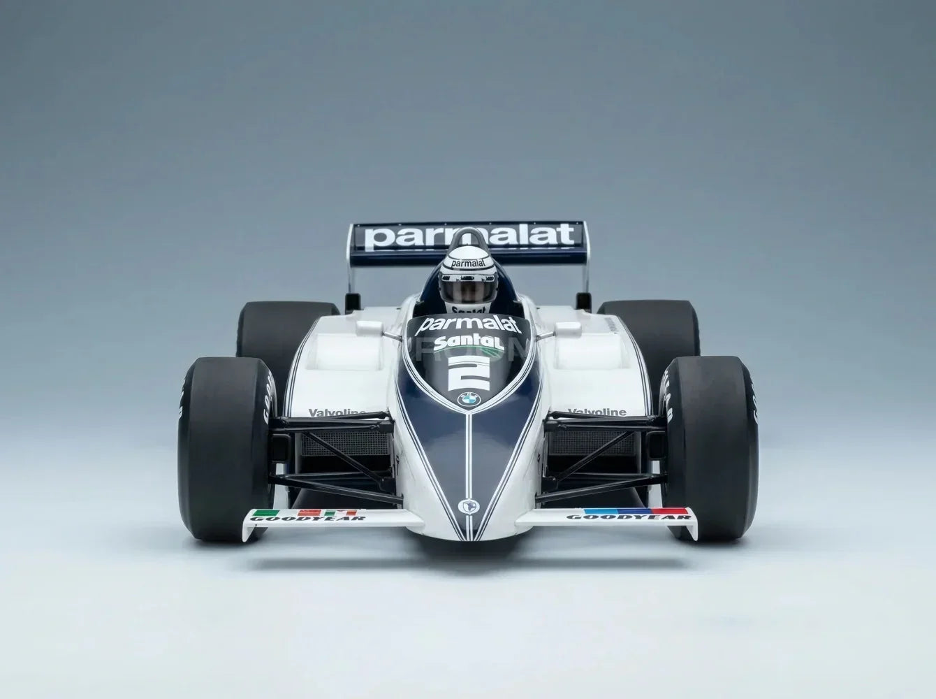 BRABHAM - F1 BT50 PARMALAT N.º 2 GP DE HOLANDA (con figura del piloto) 1982 RICCARDO PATRESE - BLANCO Y AZUL Tienda de maquetas de coches Vroomi Scale