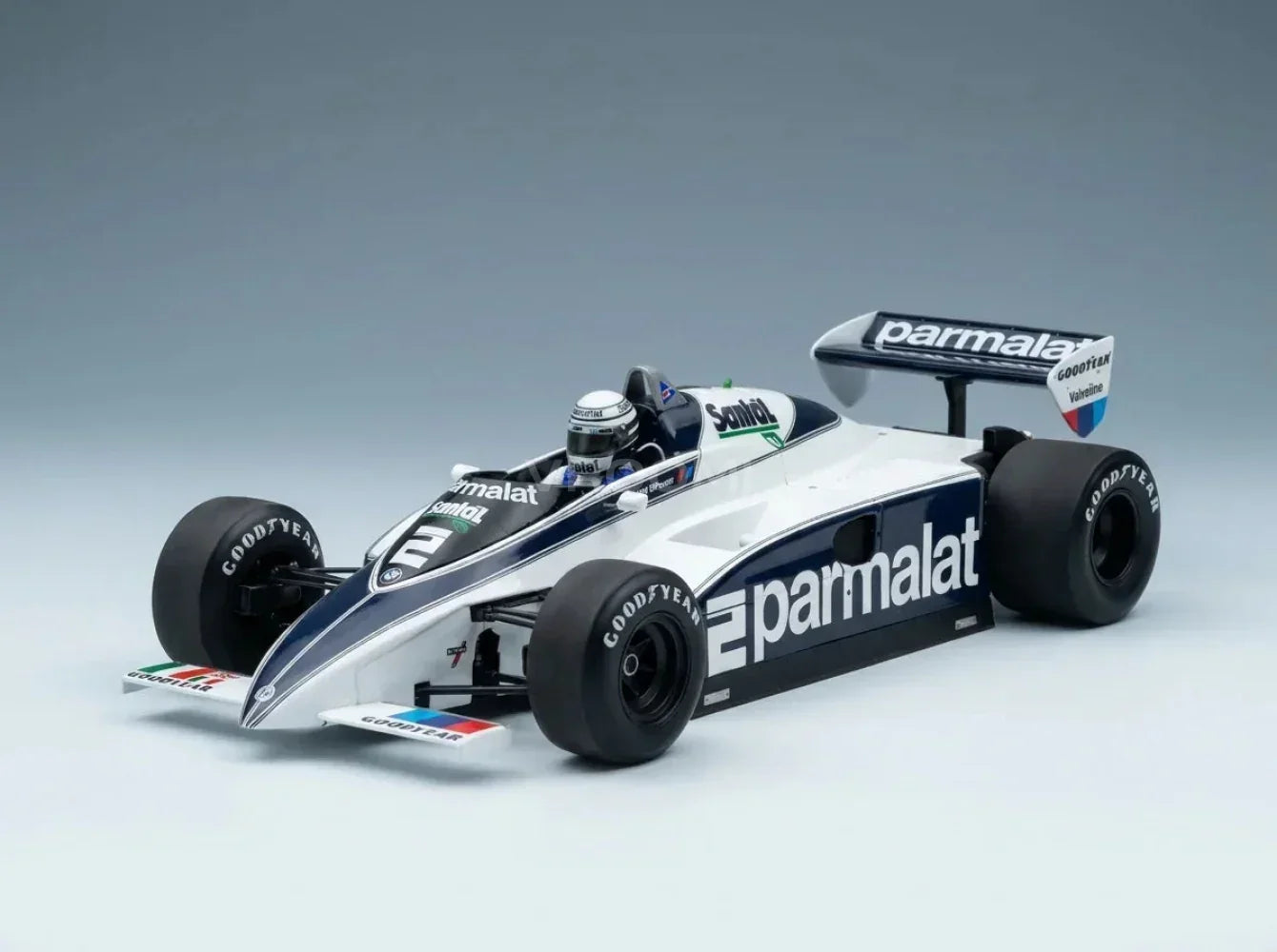 BRABHAM - F1 BT50 PARMALAT N.º 2 GP DE HOLANDA (con figura del piloto) 1982 RICCARDO PATRESE - BLANCO Y AZUL Tienda de maquetas de coches Vroomi Scale