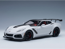 Weißes Corvette ZR1-Modellauto mit schwarzen Akzenten und roter Innenausstattung, präsentiert von Vroomi