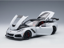 Weißes Corvette ZR1-Modellauto mit geöffneten Türen und Motorhaube sowie detailgetreuem Innenraum, von Vroomi