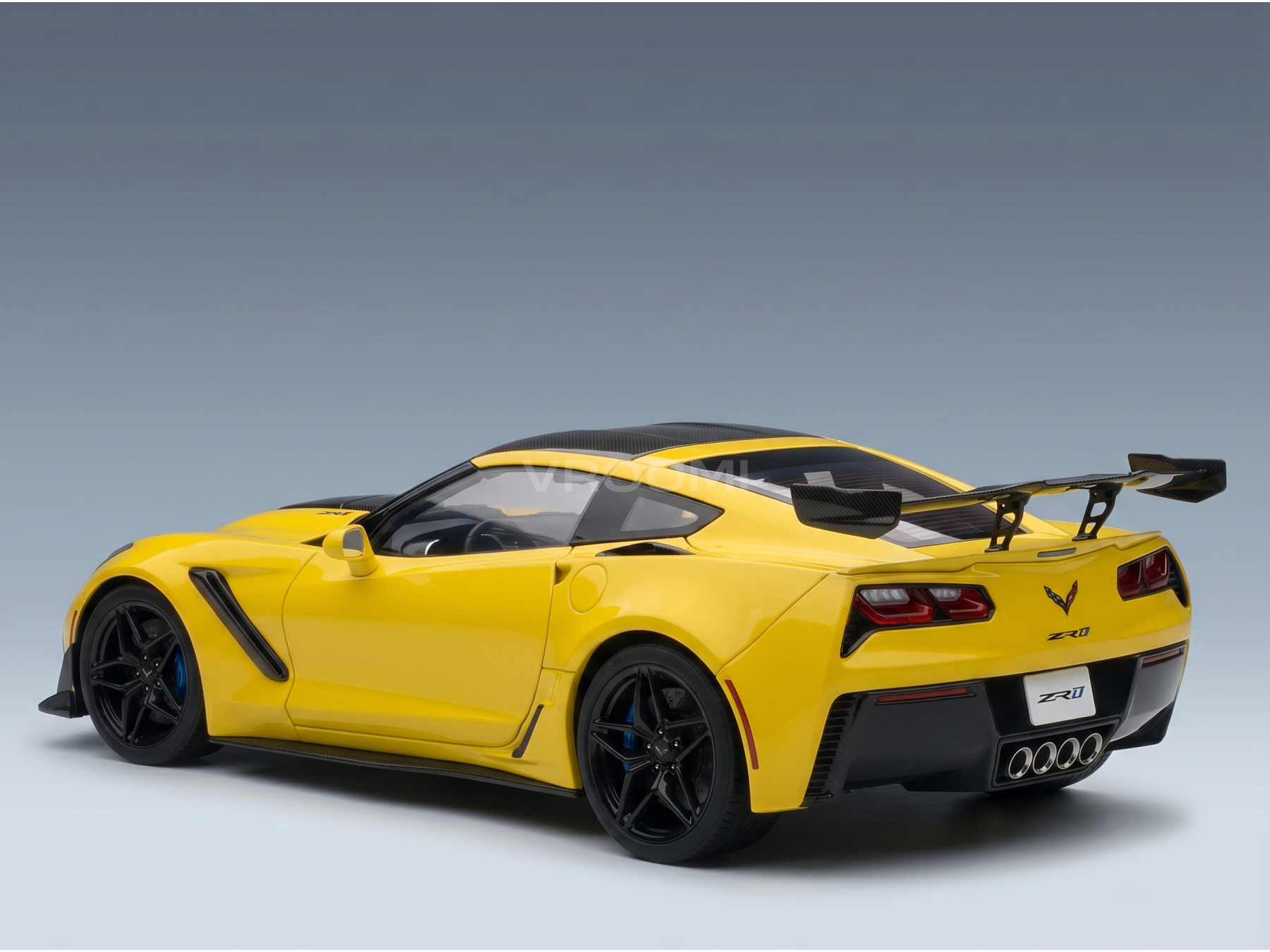 Maqueta a escala de un Corvette ZR1 amarillo con detalles en negro, presentada por Vroomi para coleccionistas