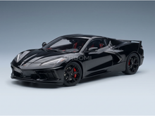Schwarzes Corvette-Modellauto mit roten Akzenten, präsentiert von Vroomi für Sammler.
