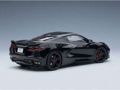 Zwart schaalmodel van een Corvette met rode remklauwen, gepresenteerd door Vroomi voor verzamelaars.