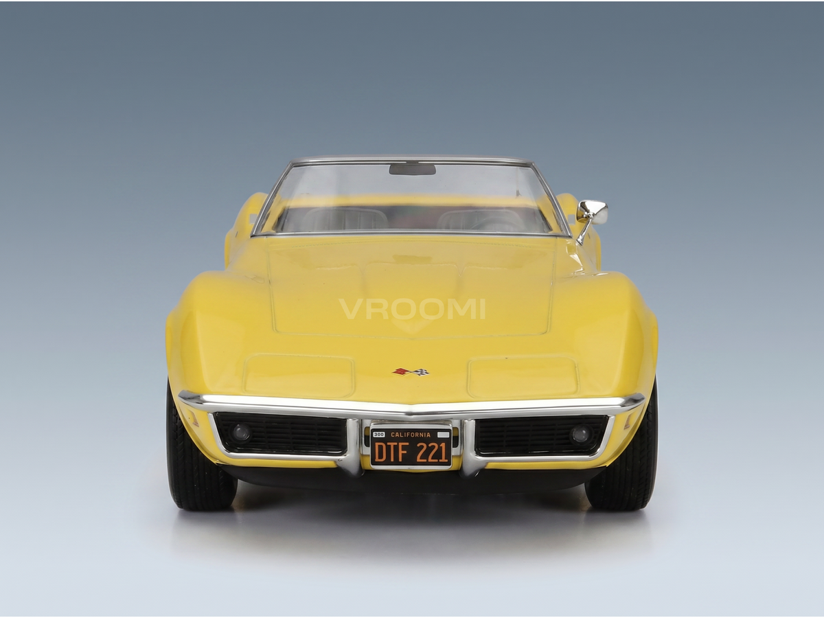 Modellino in scala Corvette anni Settanta giallo con targa California, proposto da Vroomi per i collezionisti.