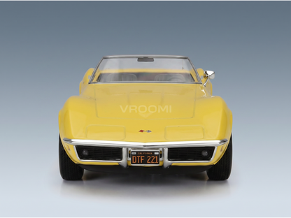 Modellino in scala Corvette anni Settanta giallo con targa California, proposto da Vroomi per i collezionisti.