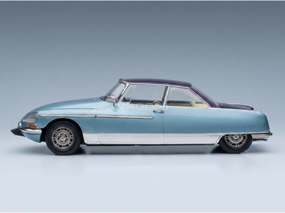 Citroën DS 23 Pallas-schaalmodel in lichtblauw en paars, gepresenteerd door Vroomi voor verzamelaars.