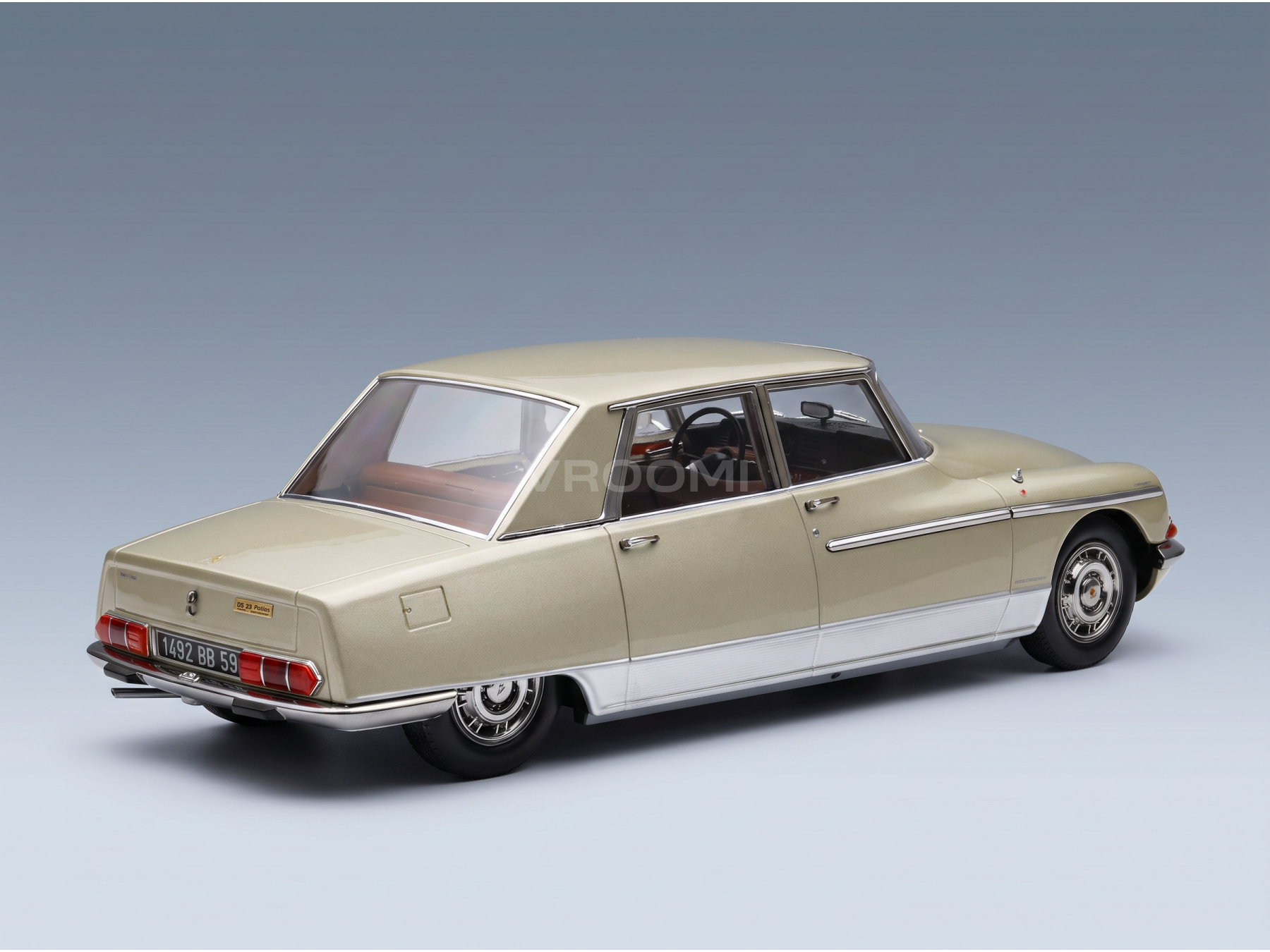 Maquette de voiture Citroën DS 23 Pallas de couleur beige, de la marque Vroomi, mettant en valeur son design classique et son intérieur soigné.
