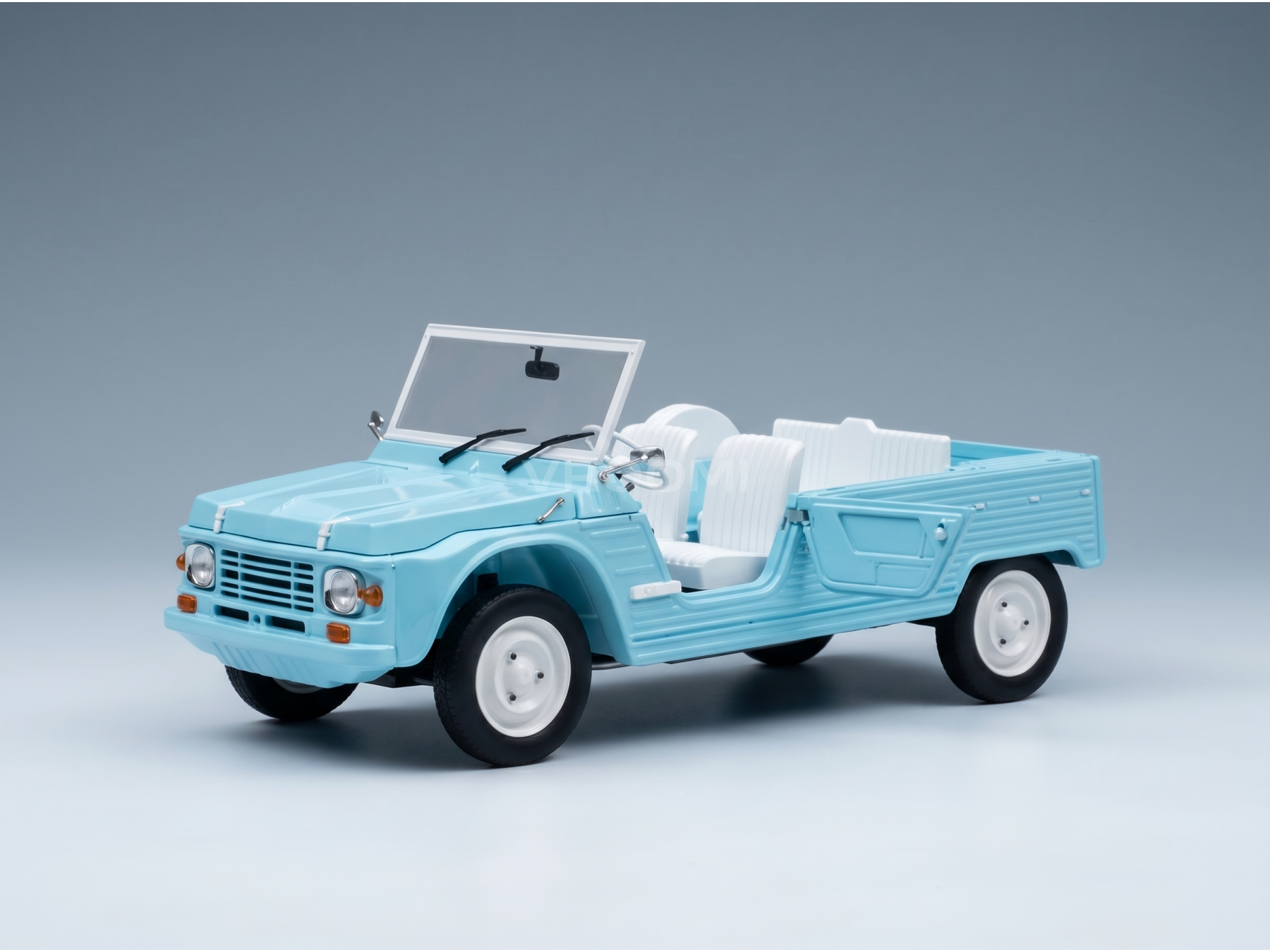 Maquette de voiture décapotable bleu clair avec intérieur blanc, présentée par Vroomi pour les collectionneurs.