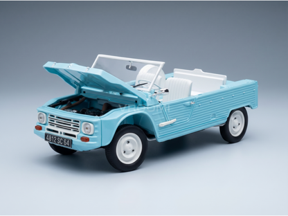 Modèle réduit de voiture bleu clair avec capot ouvert, intérieur blanc et design classique de la marque Vroomi