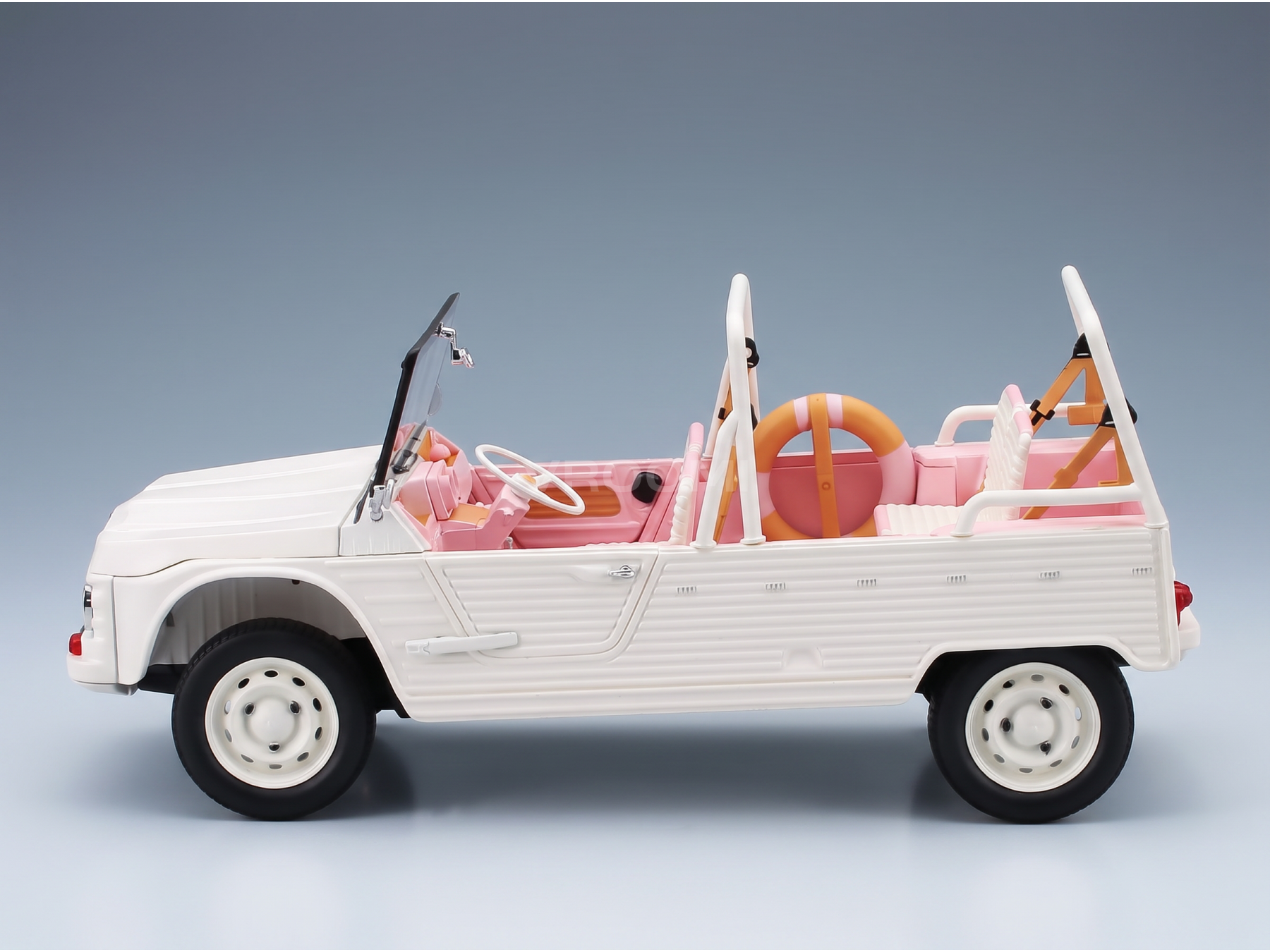 Wit en roze schaalmodelauto met reddingsboei, Vroomi-verzamelobject voor motorsportliefhebbers