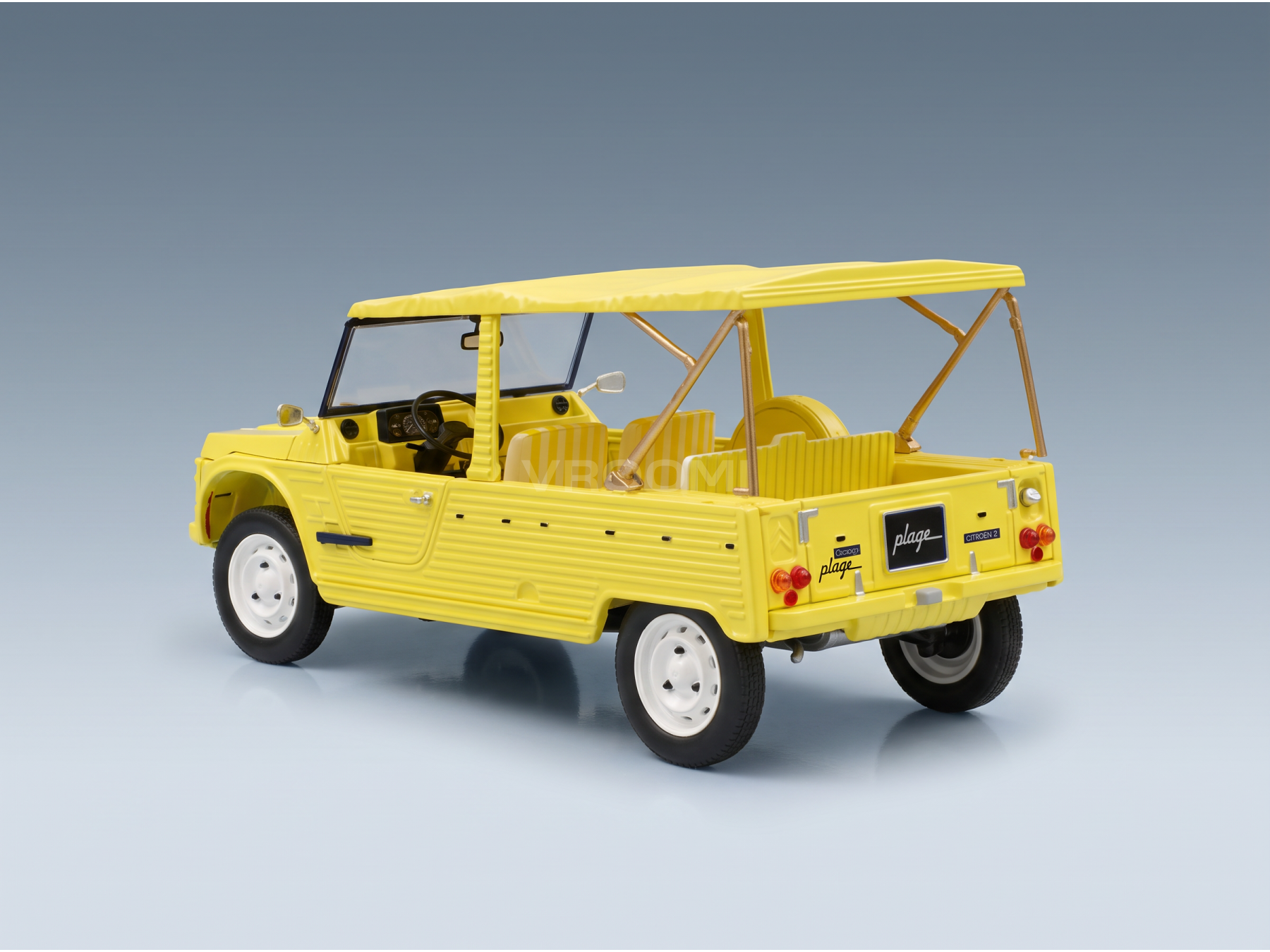 Modèle réduit de Citroën 2CV Plage jaune de la marque Vroomi, avec un toit décapotable et des sièges rayés.
