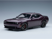 Lila Dodge Challenger SRT Hellcat-Modellauto von Vroomi mit schwarzen Felgen und detailgetreuer Außenausstattung.