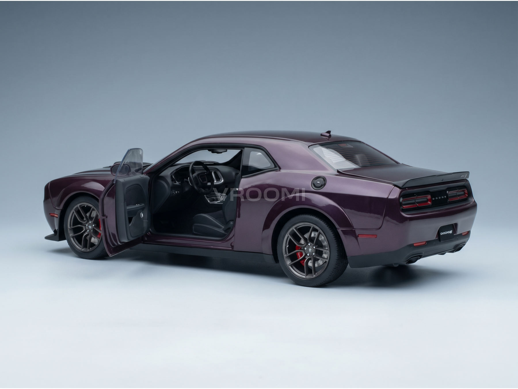 Paars schaalmodel van een Dodge Challenger met open deur en gedetailleerd interieur, van Vroomi