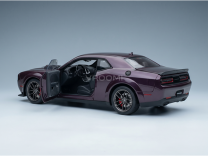 Paars schaalmodel van een Dodge Challenger met open deur en gedetailleerd interieur, van Vroomi