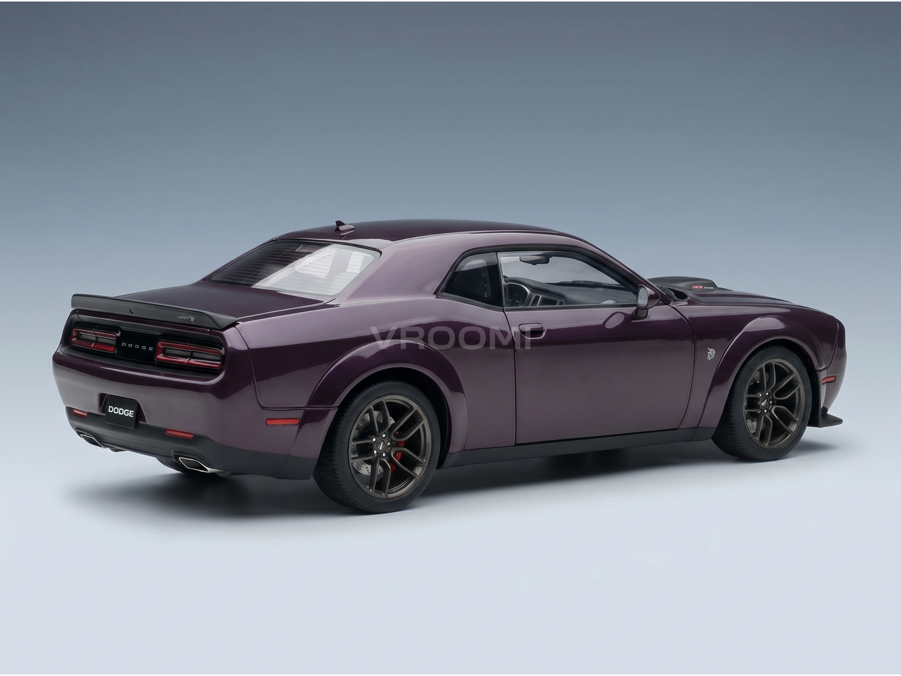 Paars schaalmodel van de Dodge Challenger van Vroomi, met een strak ontwerp en gedetailleerde wielen