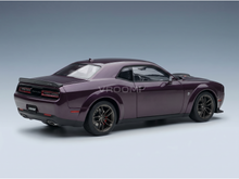 Lila Dodge Challenger-Modellauto von Vroomi mit elegantem Design und detailgetreuen Rädern